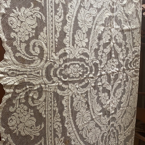 Heirloom handmade filet lace tablecloth - Picture 5 of 5
